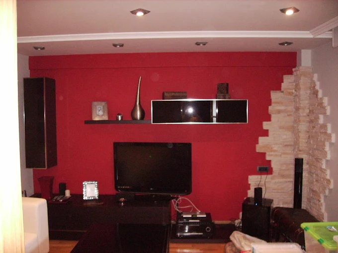 Pintura de salón con televisión en Gernika